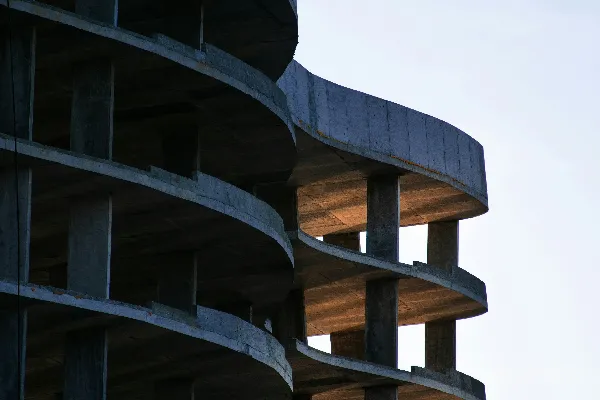 高清摄影 未完工的混凝土建筑在晴朗的天空下