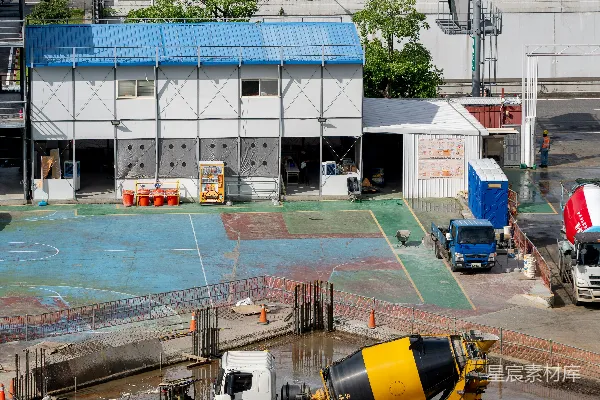高清摄影 黄色的混凝土搅拌车在建筑工地上。