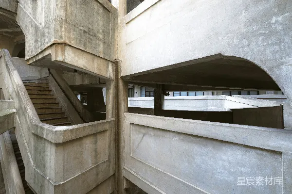 高清摄影 混凝土建筑，带有楼梯和窗户。
