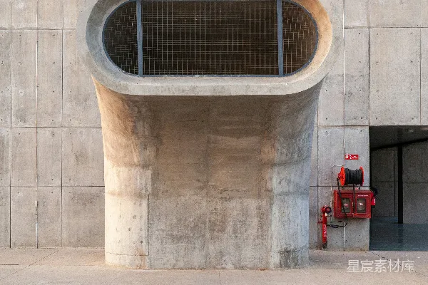 高清摄影 一座红色的消防栓位于一座建筑物前。