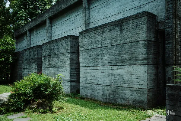 高清摄影 粗犷的混凝土建筑与茂盛的绿植