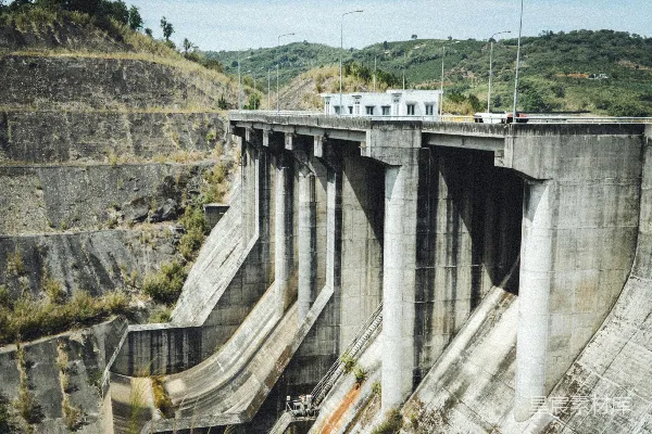 高清摄影 一座大型水坝，水从它里面涌出。