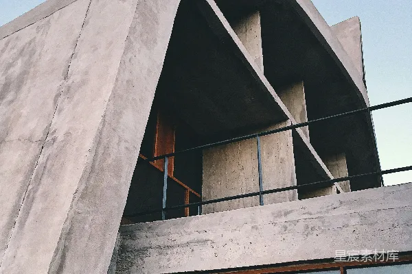 高清摄影 一座混凝土建筑，带有木门和阳台。