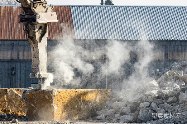 高清摄影 一堆瓦砾堆在一座建筑物旁边。