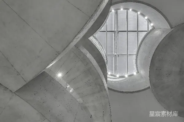 高清摄影 一座建筑天花板的视角，圆形窗户在其中。