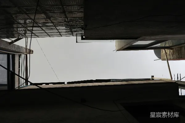 高清摄影 在黑暗、棱角分明的建筑物外立面之间可以看到天空。