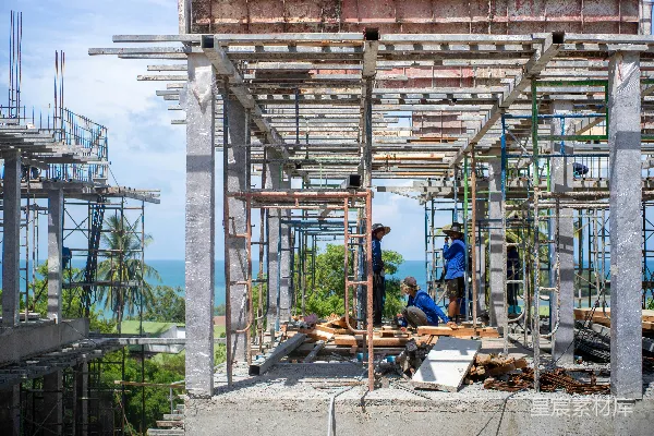 高清摄影 在海边建筑工地上的工人。