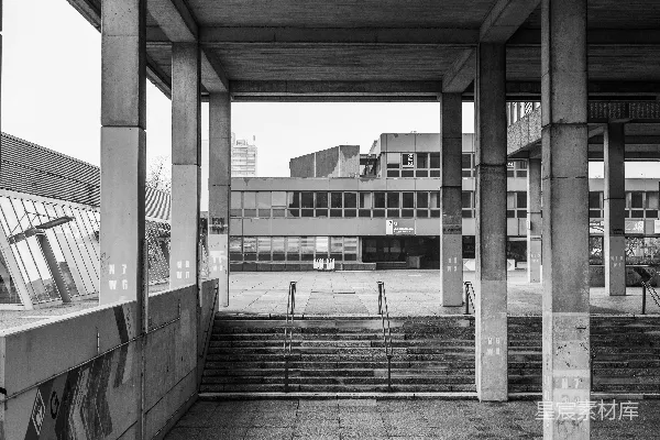 高清摄影 混凝土 Brutalist 风格建筑，带有楼梯和建筑物