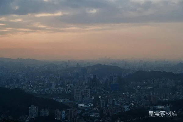 高清摄影 一座城市的景色，背景是山脉。