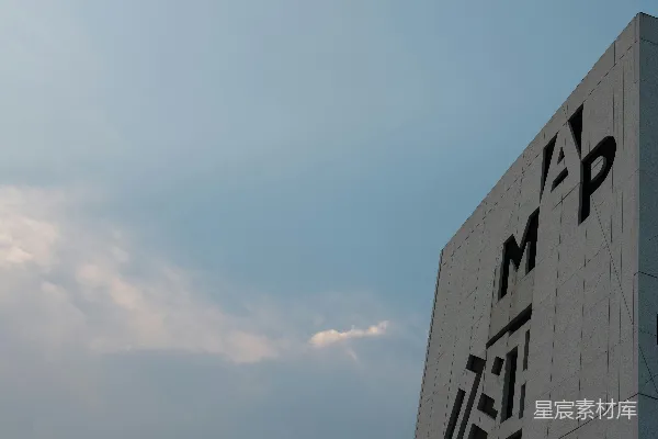 高清摄影 一座高大的白色建筑，背景是天空。