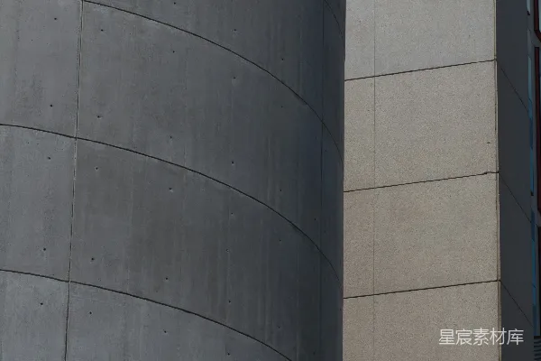 高清摄影 弯曲的混凝土墙紧挨着平坦的混凝土建筑