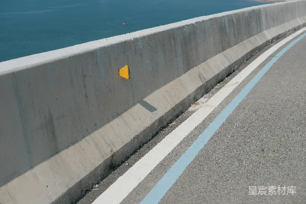 高清摄影 在靠近海洋的道路上设置的混凝土屏障