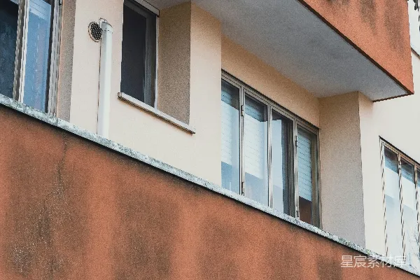 高清摄影 一座带有两个车库和时钟的建筑物