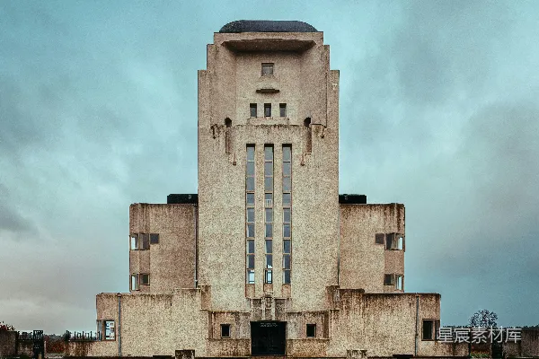 高清摄影 一座大型建筑位于水体旁边