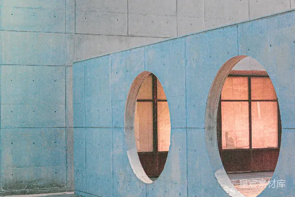 高清摄影 带有圆形窗户和光斑的混凝土建筑。