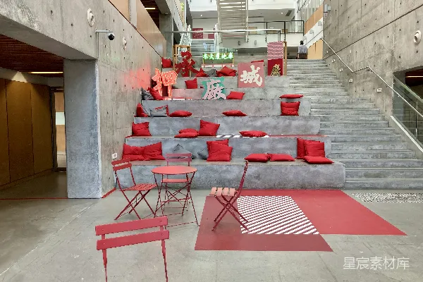 高清摄影 一组红色的椅子摆放在红色地毯上，建筑前。