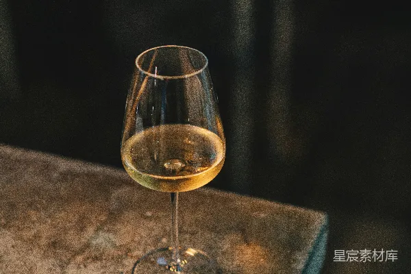 高清摄影 一杯酒放在桌子上