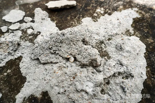 高清摄影 粗糙的混凝土碎片散落在黑暗的表面上