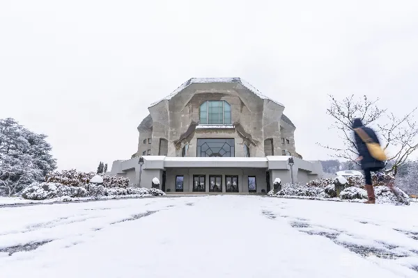 高清摄影 一座大建筑物，地上覆盖着厚厚的积雪。