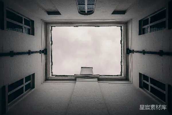 高清摄影 一个空旷的房间，有窗户，可以俯瞰天空。