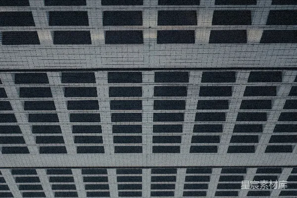 高清摄影 一架飞机在建筑物上方的天空中飞行。