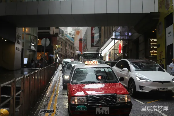 高清摄影 白天在建筑物之间的道路上行驶的汽车
