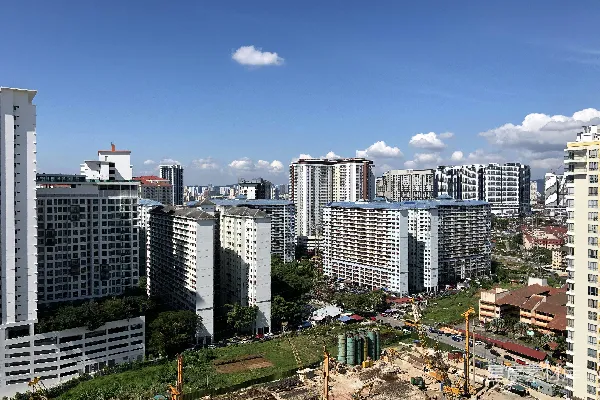 高清摄影 白天晴朗的蓝天下的白色和灰色混凝土建筑