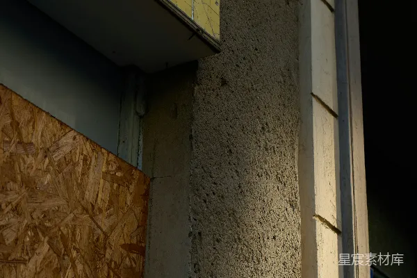 高清摄影 阳光下的建筑纹理外墙上的一扇被封住的窗户。