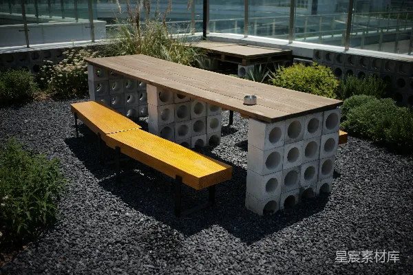 高清摄影 户外野餐桌，带有混凝土底座和木制长凳。