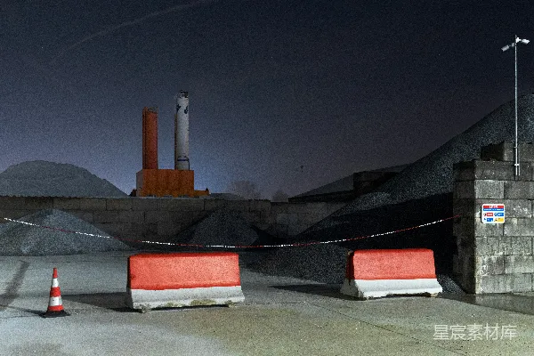 高清摄影 工业区夜间场景，周围有防护栏和储罐。