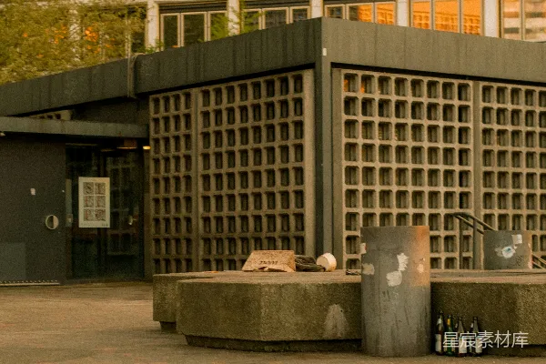高清摄影 现代建筑在混凝土网格结构背后反射着橙色的光芒。