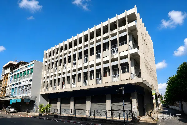 高清摄影 现代混凝土建筑在蓝天下的背景下有许多窗户。