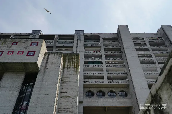 高清摄影 一座非常高大的建筑，窗户很多。