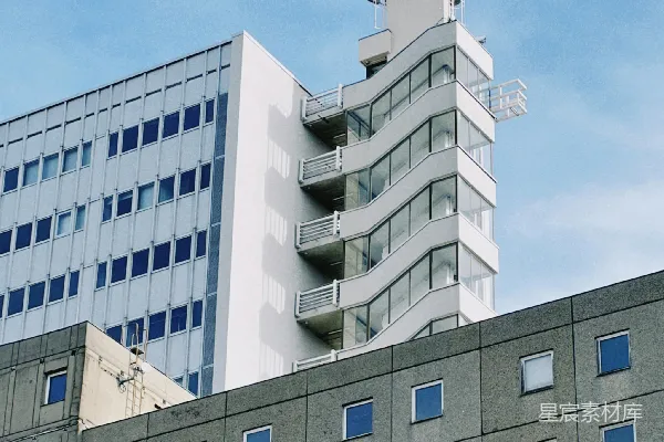 高清摄影 一座带钟楼的建筑