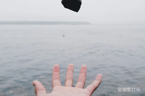 高清摄影 向水面上投掷黑石