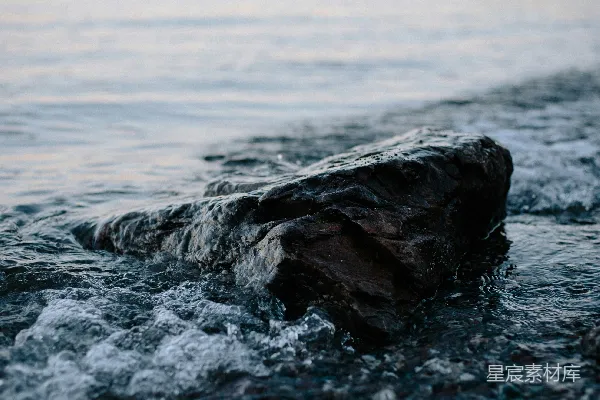 高清摄影 海水拍打着海岸上的岩石