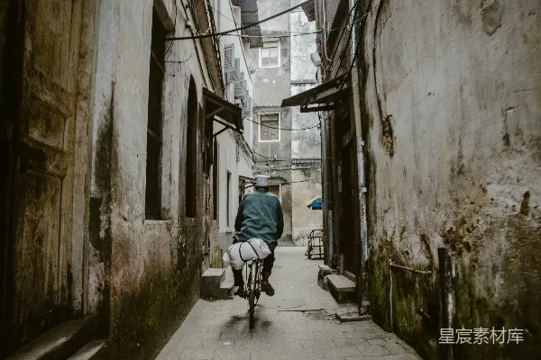 高清摄影 一个男人骑着自行车穿过狭窄的小巷