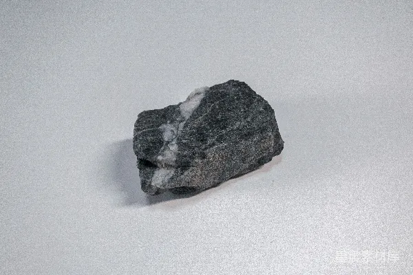 高清摄影 白色表面上的灰黑色石块