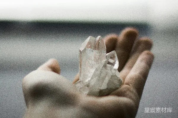 高清摄影 手持水晶石的人