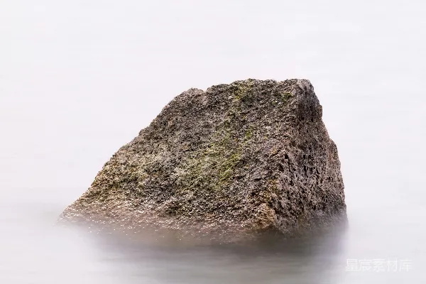 高清摄影 一块顶部是深绿色的岩石