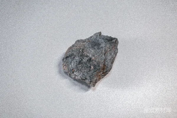 高清摄影 棕色和黑色的石头在白色表面上