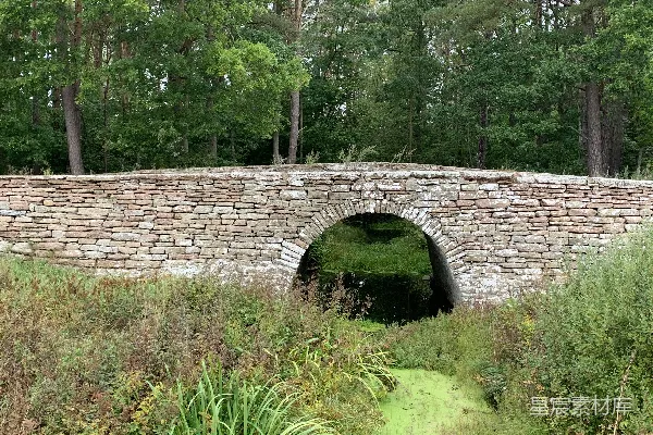 高清摄影 棕色砖桥横跨绿色草地