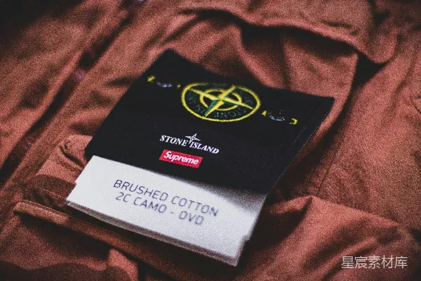 高清摄影 一件带有黑色标签的红色夹克
