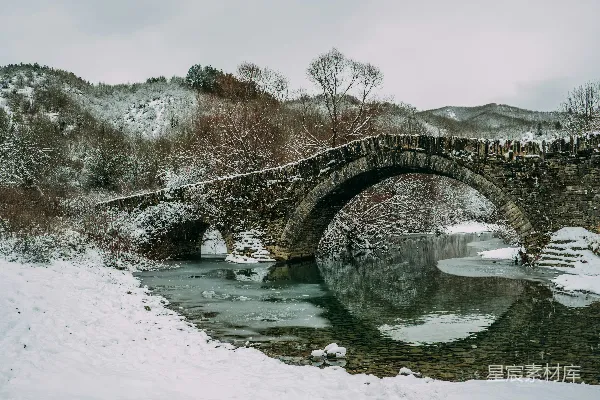高清摄影 覆盖着雪的灰色砖桥在冬季