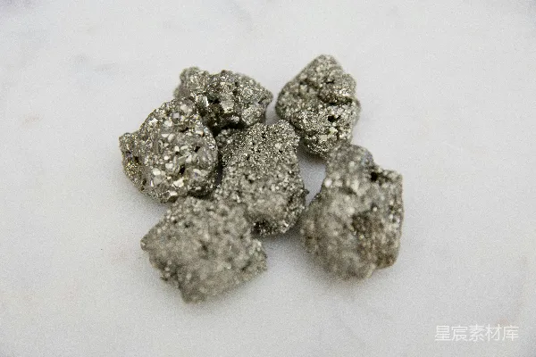 高清摄影 白色表面上的灰石碎片