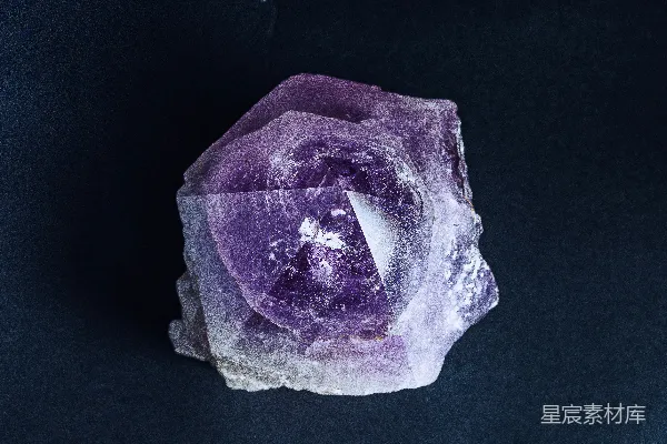 高清摄影 一块紫色的岩石坐落在黑色的表面。