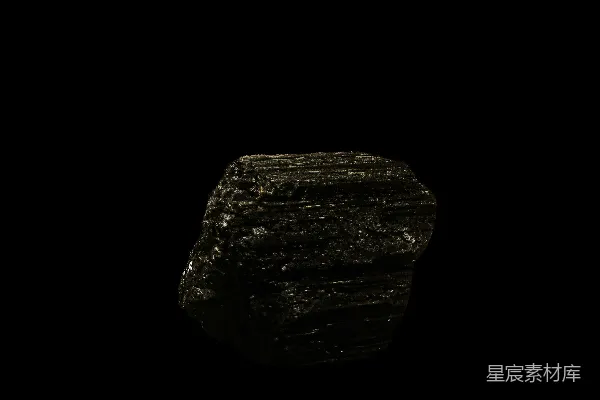 高清摄影 一块黑色的煤块在黑暗的背景上。