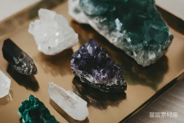 高清摄影 白色和黑色的石头放在棕色的木桌上