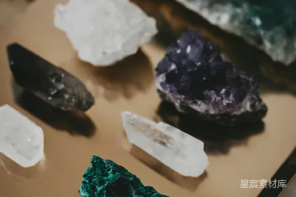高清摄影 白色和紫色的石头放在白色的砧板上