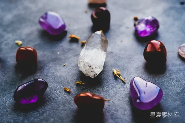 高清摄影 紫色和白色的心形石头